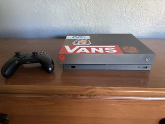 Xbox One X - With Controller