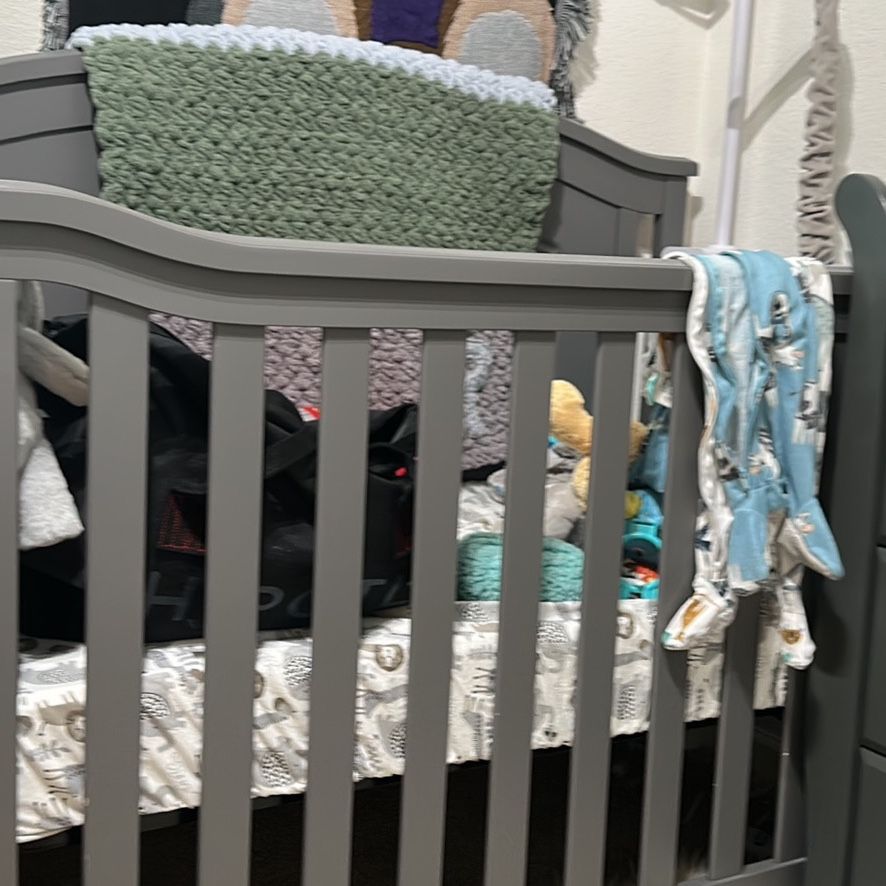 Baby  Delta Convertible Crib