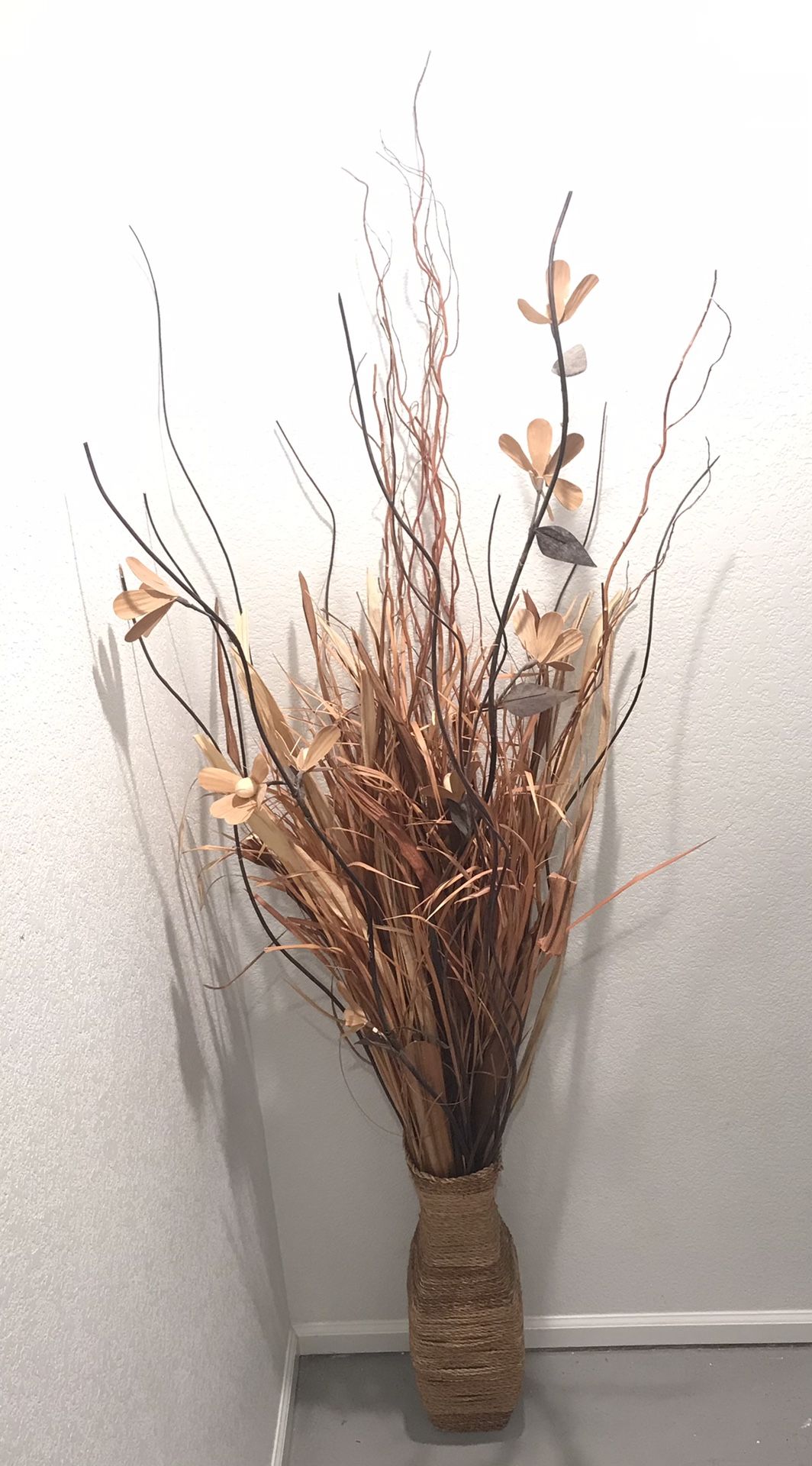 Wicker plant holder with fake reeds