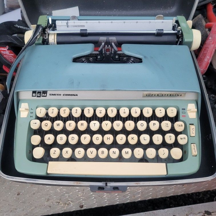 4 Vintage Typewriters In Cases