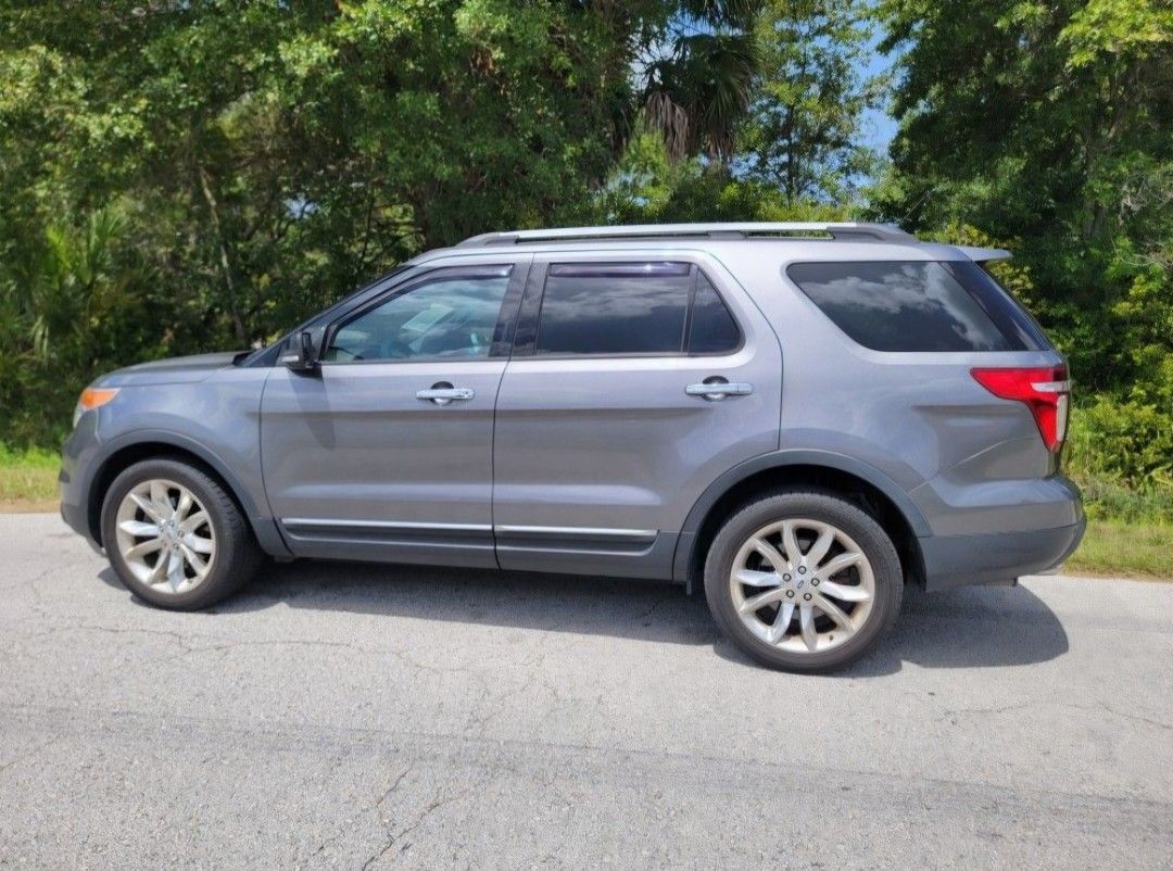 2011-2014 FORD EXPLORER WITH 2ND ROW BENCH SEAT WEATHERTECH FLOOR MATS