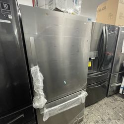 Hisense Bottom Freezer In Stainless Steel New Open Box Counter Depth 