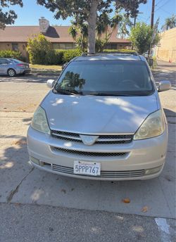 Toyota Sienna Van (W/ 3rd row) (One owner, Great for family, camping)