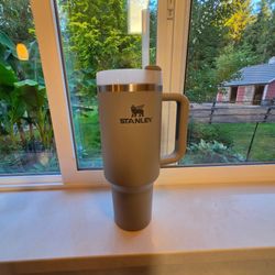Beige Stanley 40 Oz Quencher Cup