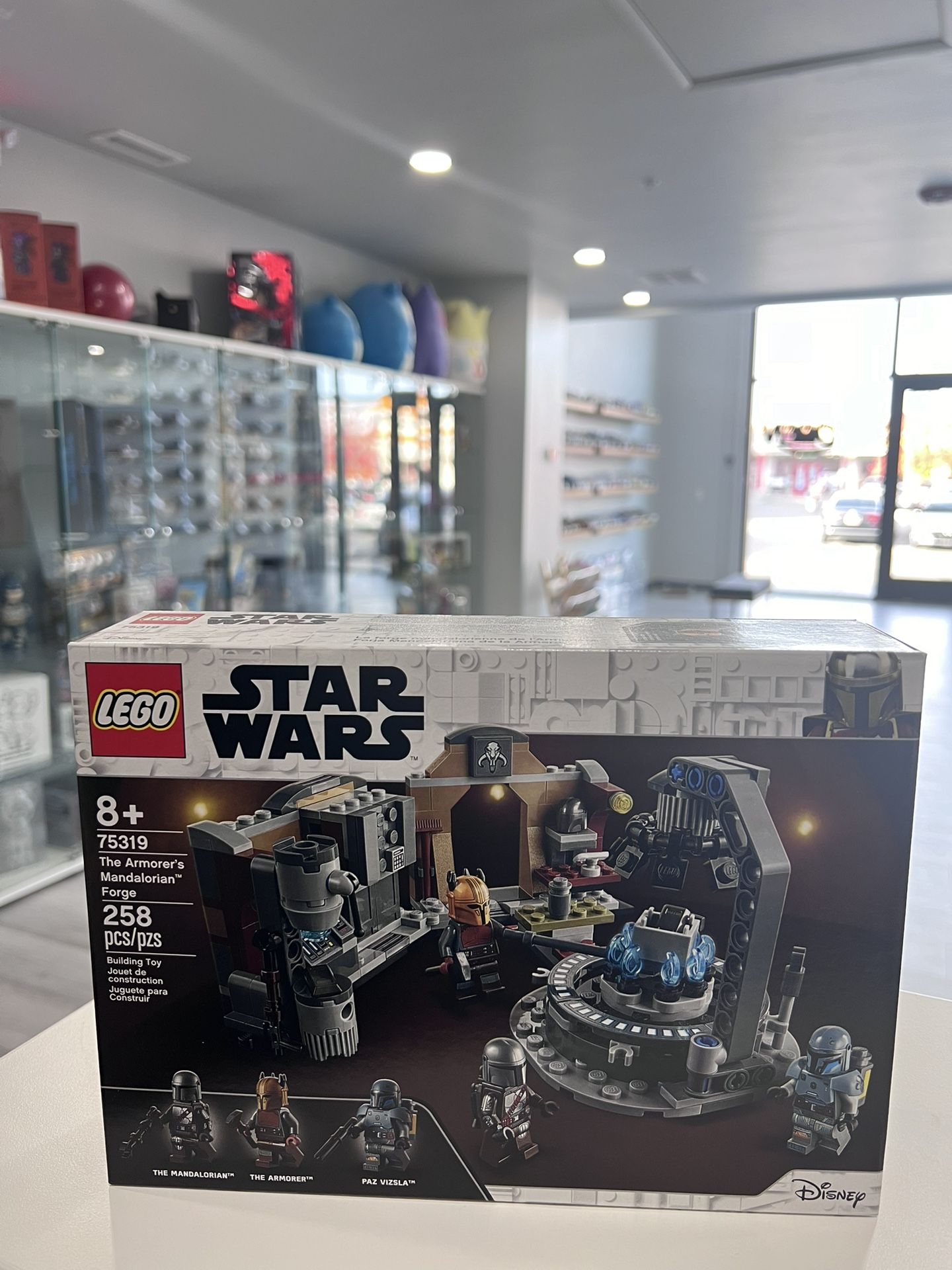 Brand new retired Lego Star Wars The Armorer's Mandalorian Forge 75319