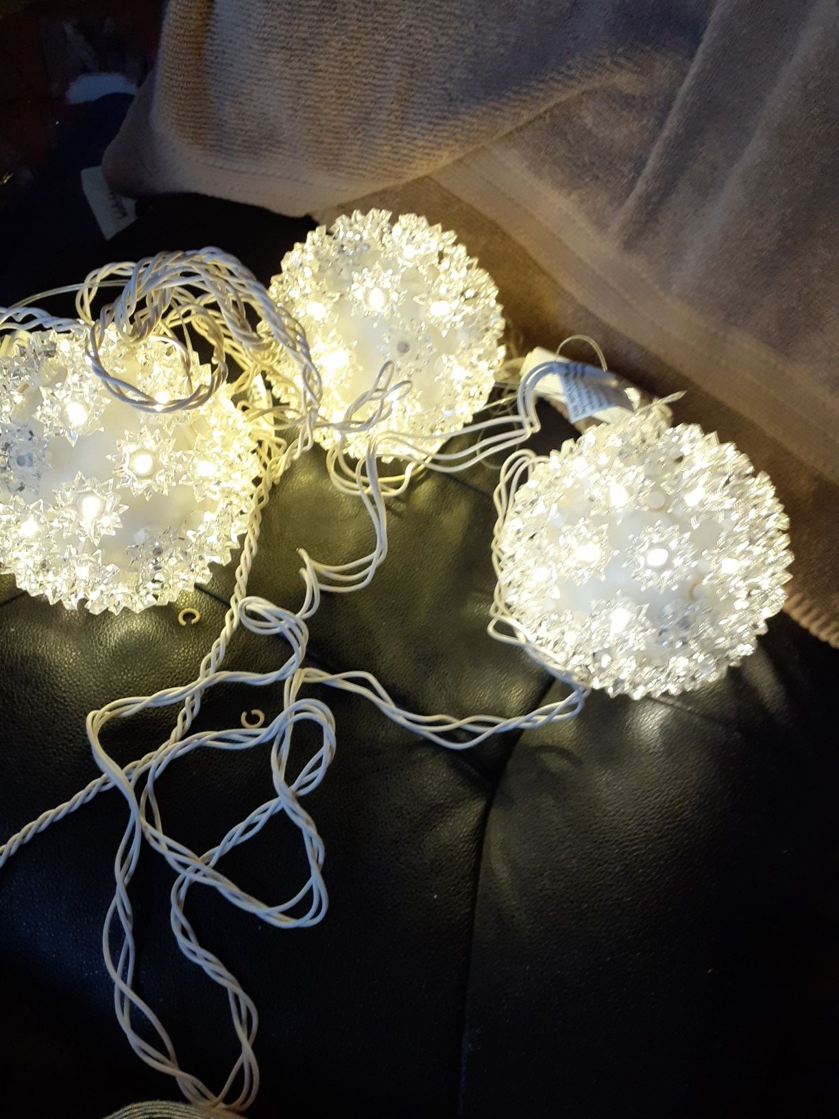 6 boxes GE Sphere lights 6" wide from Costco,used once,9 green,and 9 twinkling white,like new,work good. All 6 boxes $30.