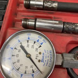 Snap-on Tools USA MT308JB Compression Tester Gauge & 4-Hose Set, Red Hard Case