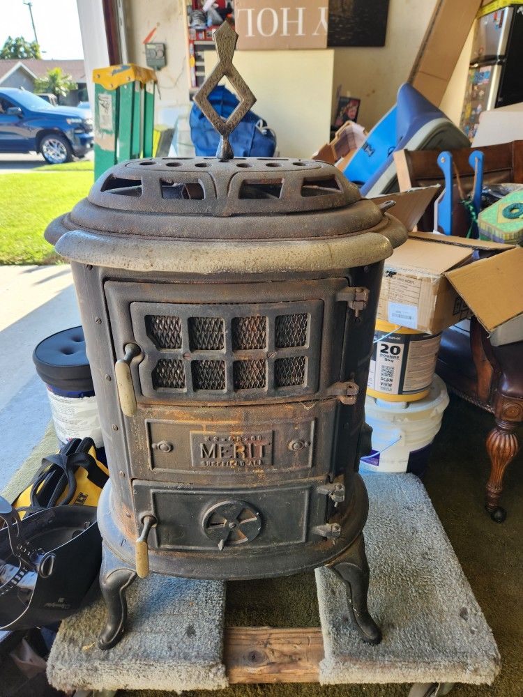 Vintage Queen Miniature Cast Iron Stove With Pots for Sale in Victorville,  CA - OfferUp