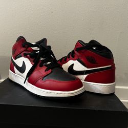 Jordan 1 Mid Chicago Black Toe GS
