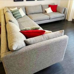 Beautiful Sectional Great Condition Super Clean And Comfortable No Rips Or Tears Asking 790$