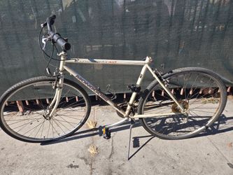 Mongoose Crossway 400 Hybrid Bike