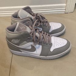 Nike Men’s Air Jordan 1 Mid SE Shoes, White/Grey US size 10
