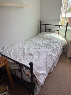 Metal bed frame