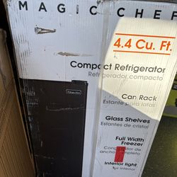 Magic Chef Mini Fridge/Freezer 4.4 Cu Ft
