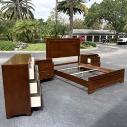 Beautiful Bedroom Set Queen Size Solid Wood Brown Color In Excellent Condition by Ly Furniture 