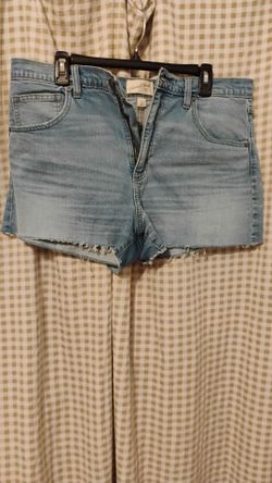 Women's light wash jean shorts
