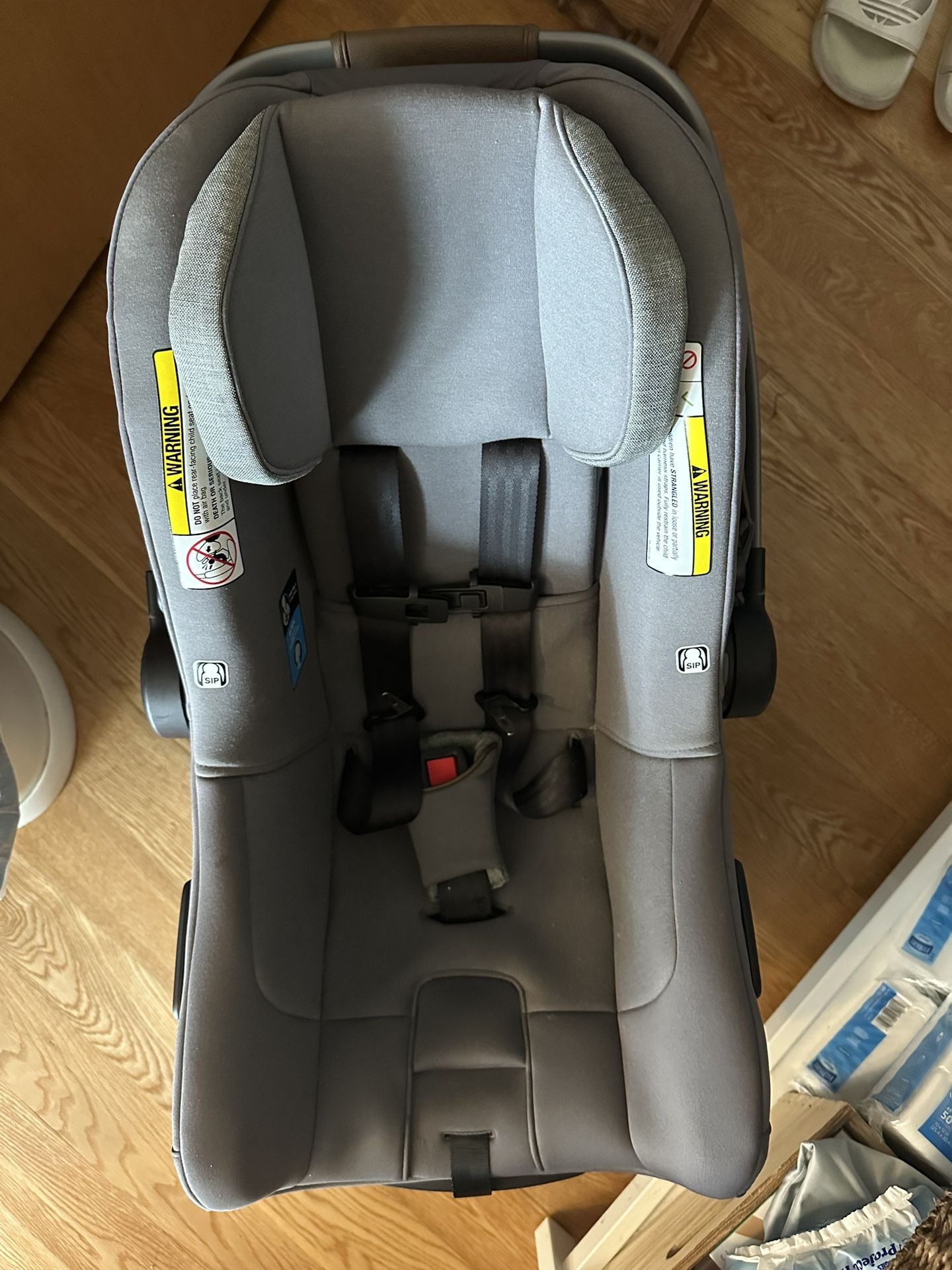 Nuna PIPA lite car seat with base