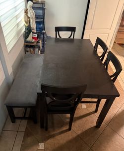 Dining set with 4 chairs and 1 bench, excellent condition.