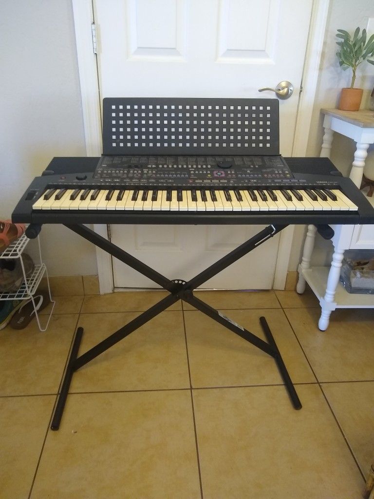 Electric Yamaha Keyboard
