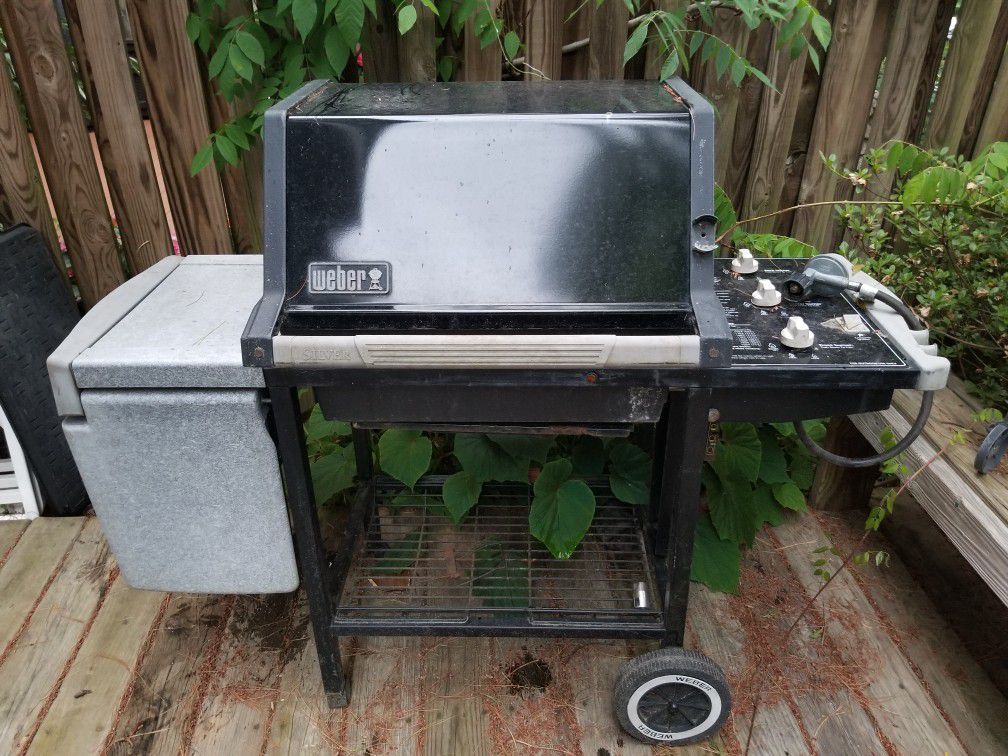 Weber grill. Most likely for parts only or will need many parts replaced.