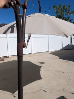 CURB ALERT **** FREE LARGE PATIO UMBRELLA with sand bags and Solar light FREE
