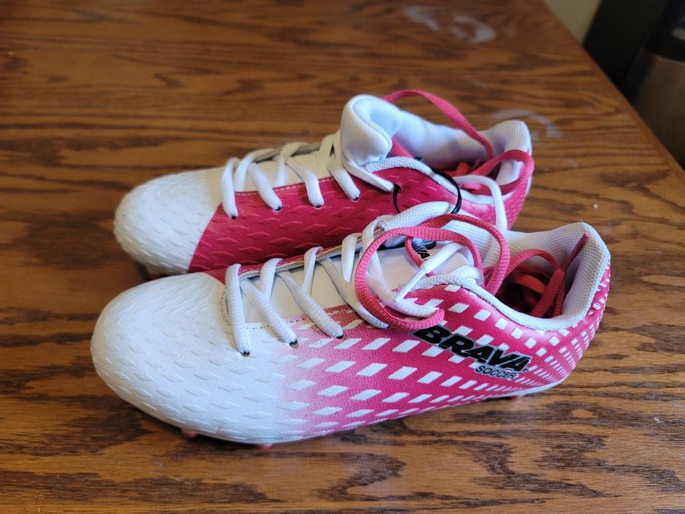 Brandnew brava soccer cleats white/pink 157538 size 4