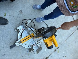 Dewalt Max cordless sliding miter saw