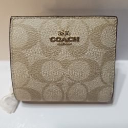 NWT Coach  Monogram Leather Folding Small Wallet In Lt Khaki/ Lt Saddle