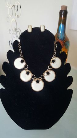 Avon necklace set
