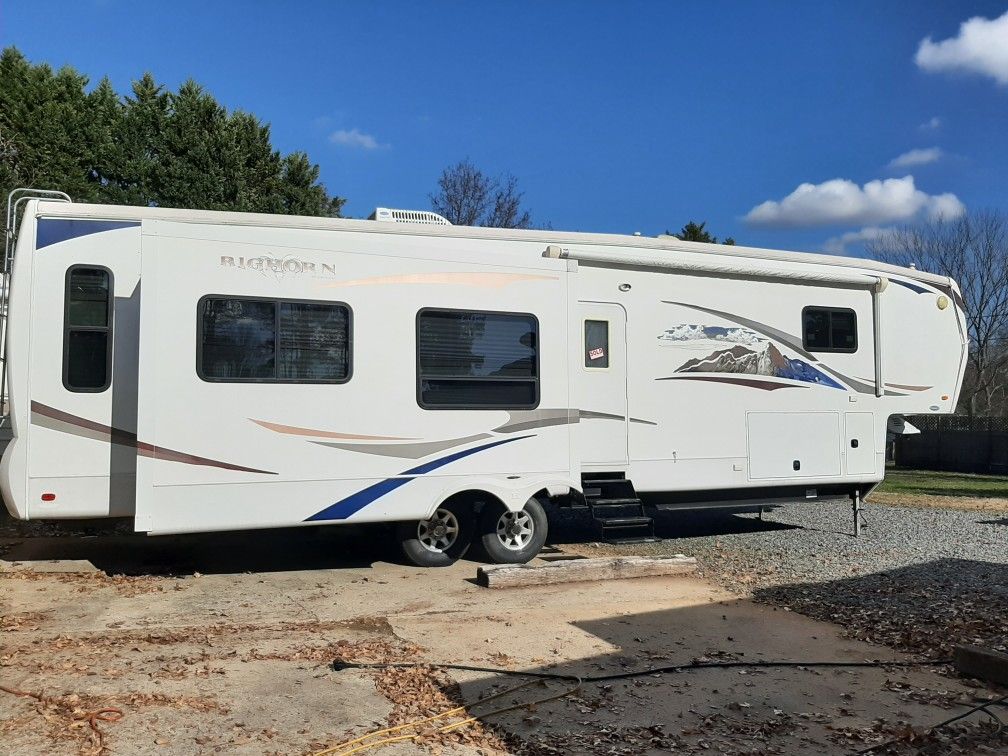 2010 Heartland Bighorn is 38′,,FT fith wheel camper