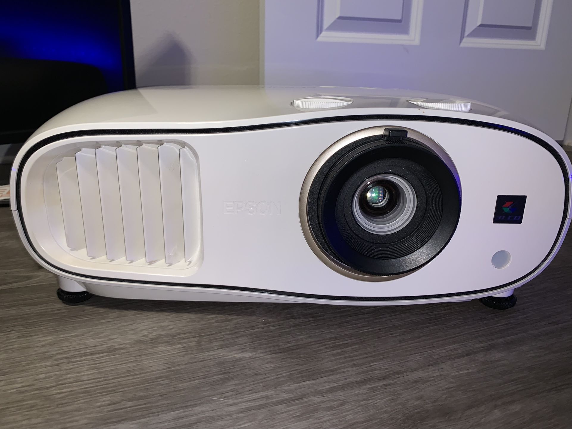 Epson PowerLite Home Cinema 3700 for Sale in Issaquah, WA OfferUp
