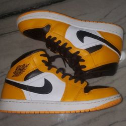 Jordan 1s Mid Taxi