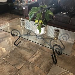 Mesa De Sentro De Metal La Base Es De Vidrio