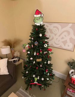 7.5 Foot Prelit Christmas w/ Decorations