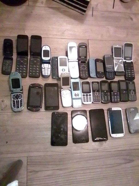 28 Phones Lot $40
