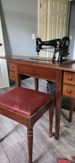 Vintage Singer Sewing Machine in Original Cabinet & Bench