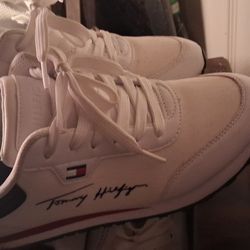 Women's Tommy Sneakers Size 7