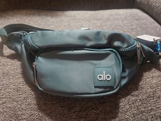 Brand New ALO YOGA Explorer Fanny Pack / Belt Bag - Winter Ivy Green (NWT)