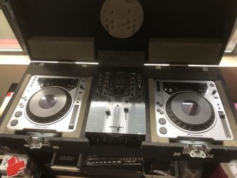 2 Pioneer cdj 800 with Odyssey coffin and stand (MIXER NOT INCLUDED))