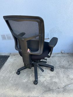 Black Mesh Office Chair with Armrests