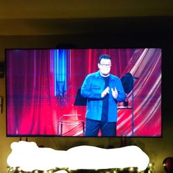 86" LG SMART 4k. SMALL CRACK WORKS FINE!