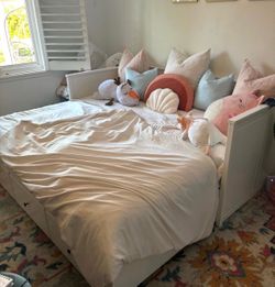Daybed with pullout and drawers