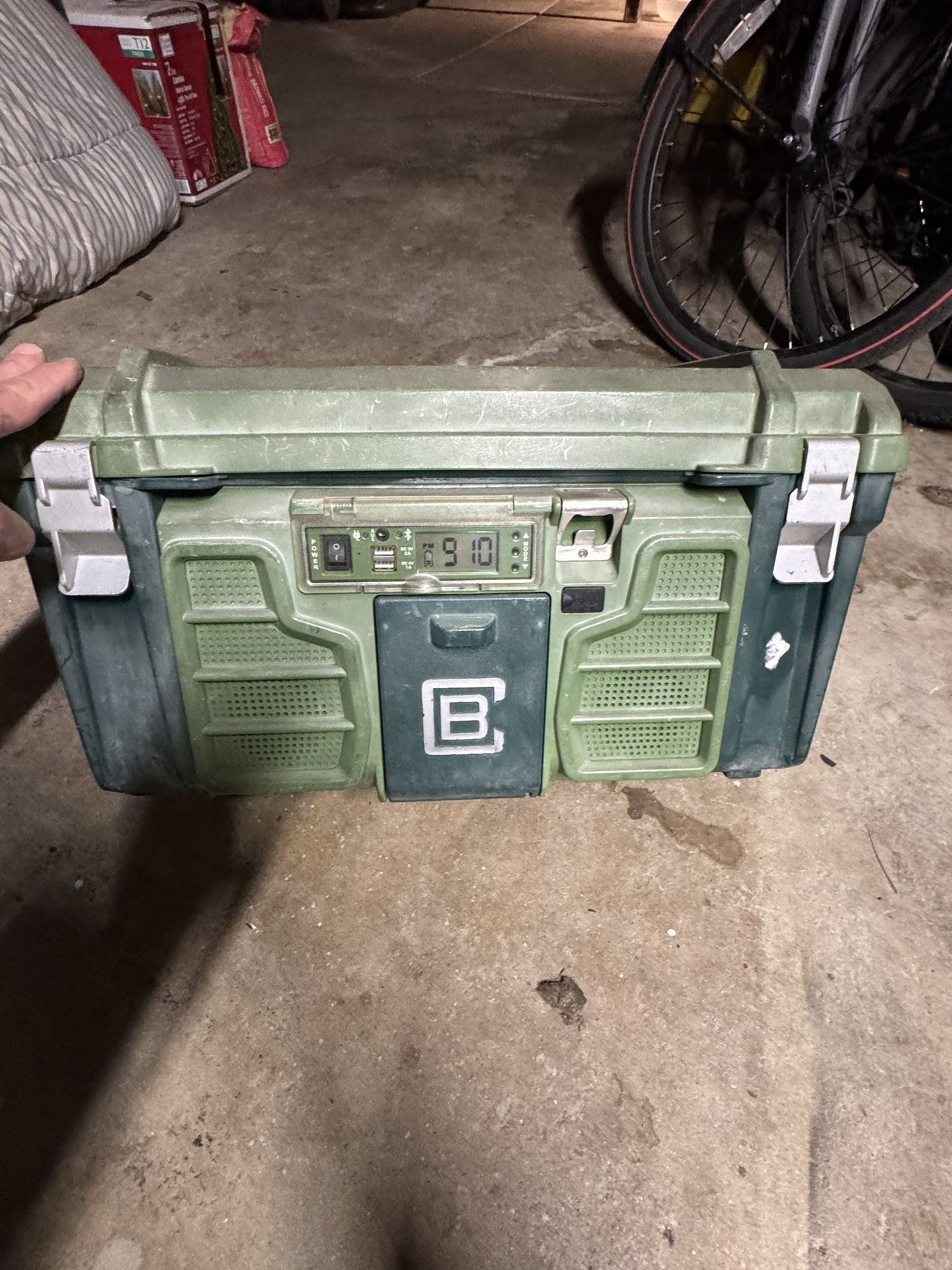 Cool box Cooler With Charging Dock And Time