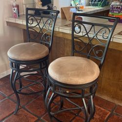 Two are in stool Swibel bow for $100