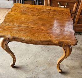 Vintage solid oak end table in classic French Provincial / Louis XV style. It features beautiful cabriole legs and a scalloped edge.