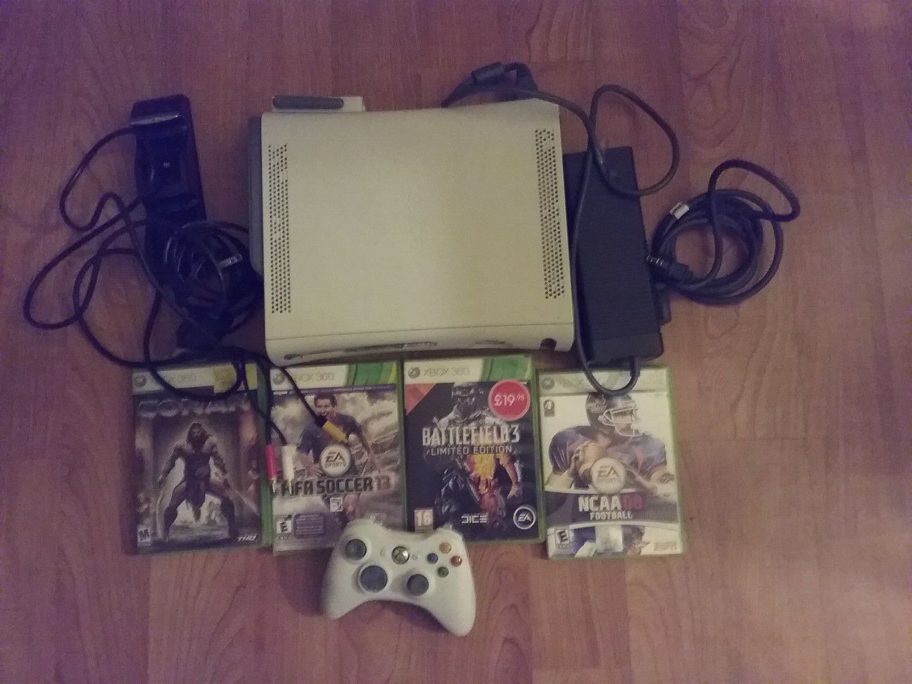Xbox 360 bundle with 4 games + controller and charger
