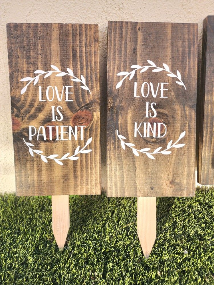 10 rustic wooden wedding aisle signs featuring verses from 1 Corinthians 13