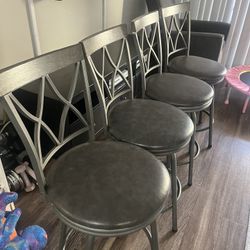 4 Barstools/chairs