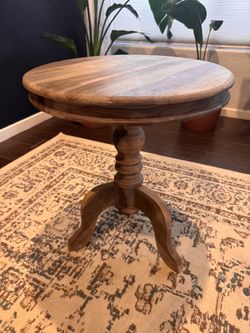 Round Wood Pedestal Side Table – 20”