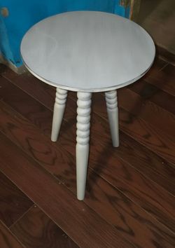 Chic Round Wood Accent Table with Spindle-Turned Legs – Light Gray/Off